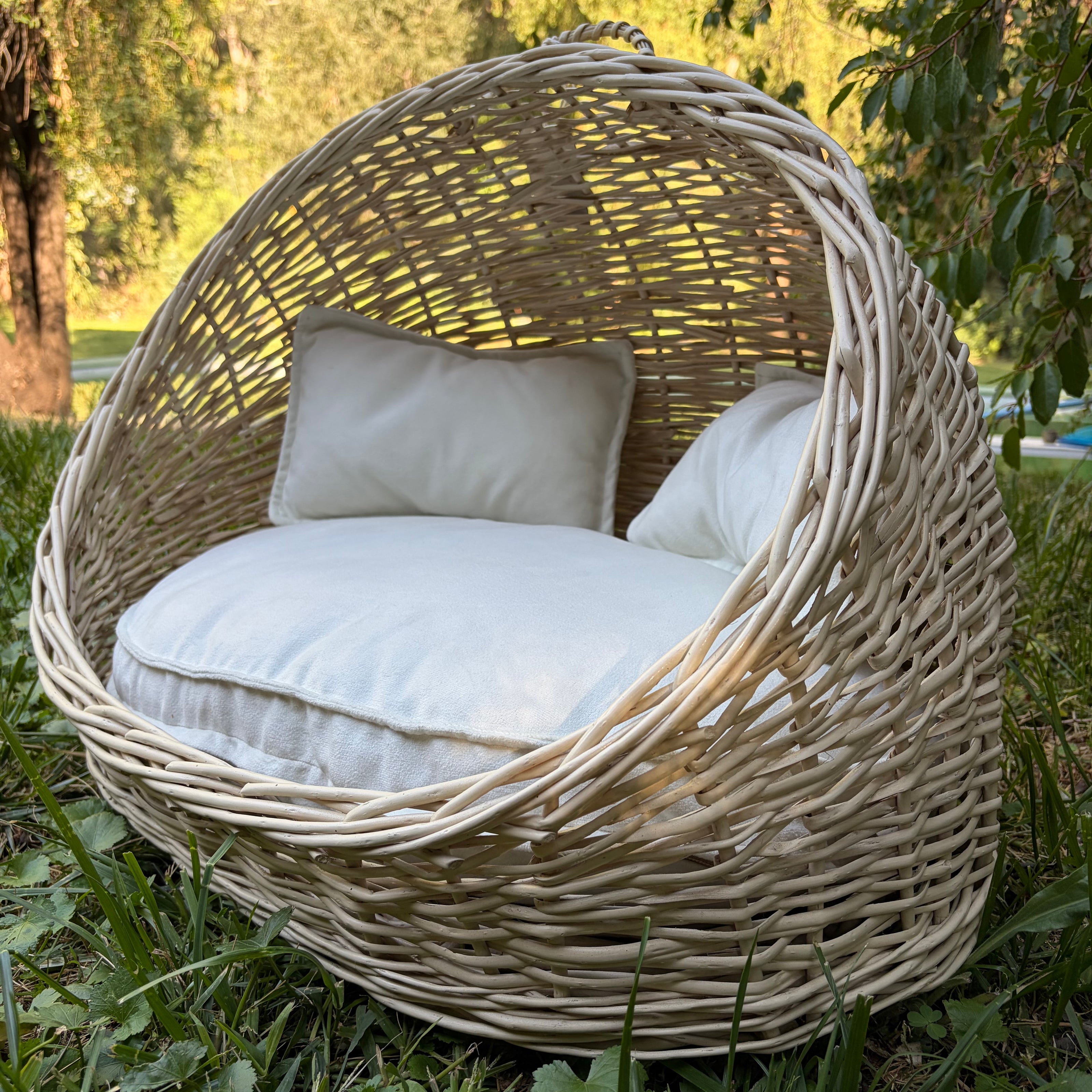 Cama de mimbre pequeña ovalada con techo