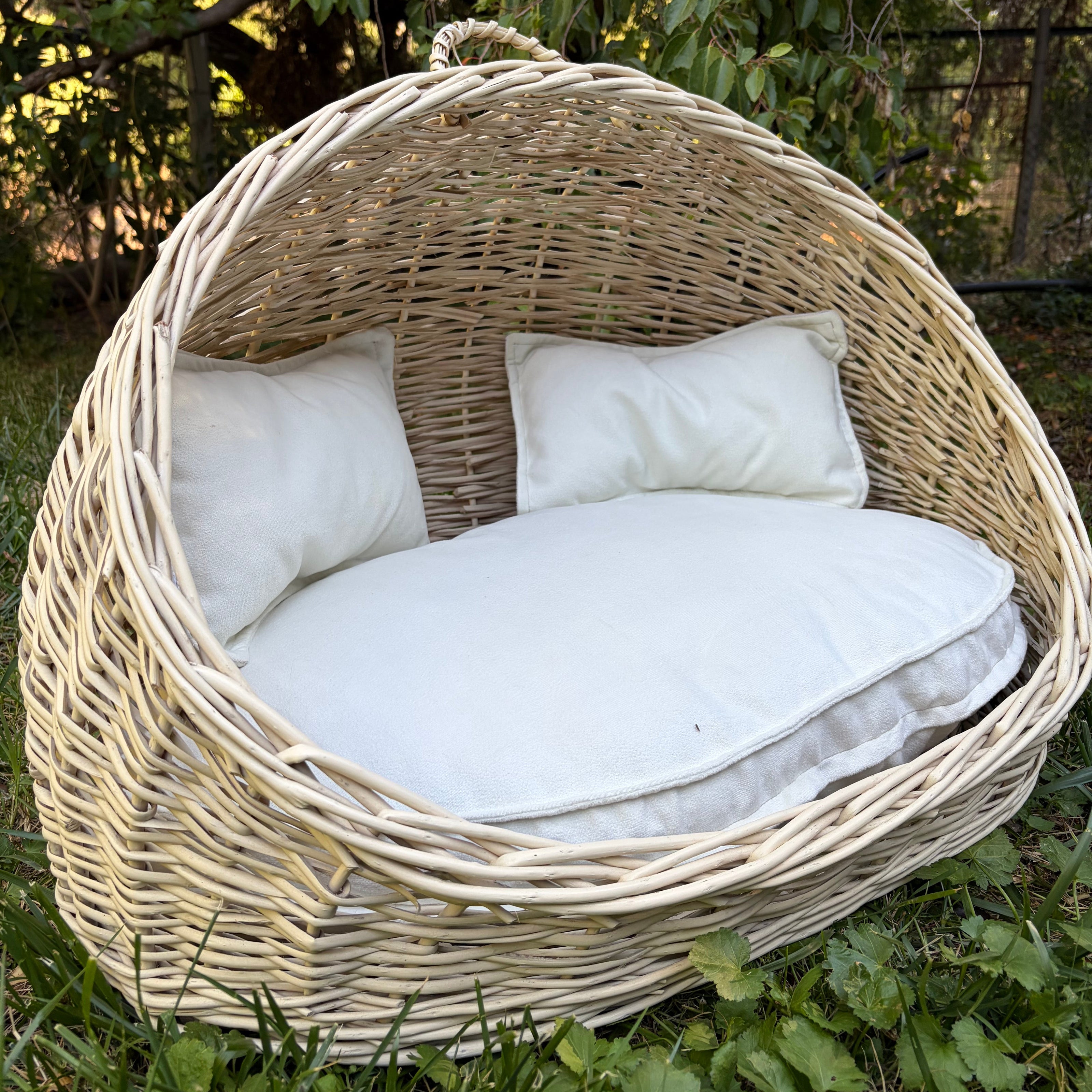 Cama de mimbre pequeña ovalada con techo