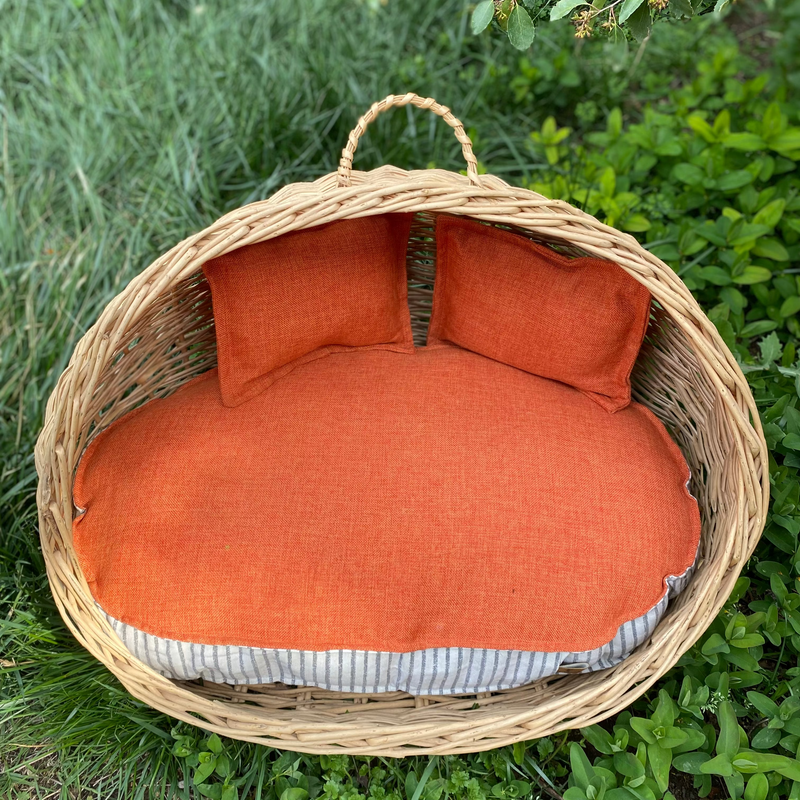 Cama de mimbre pequeña ovalada con techo