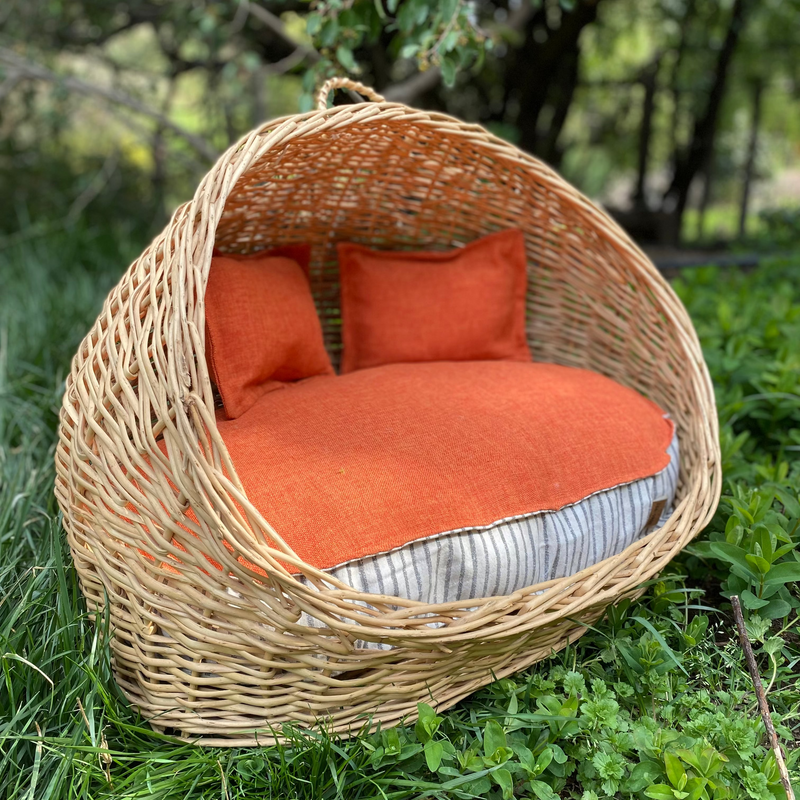 Cama de mimbre pequeña ovalada con techo