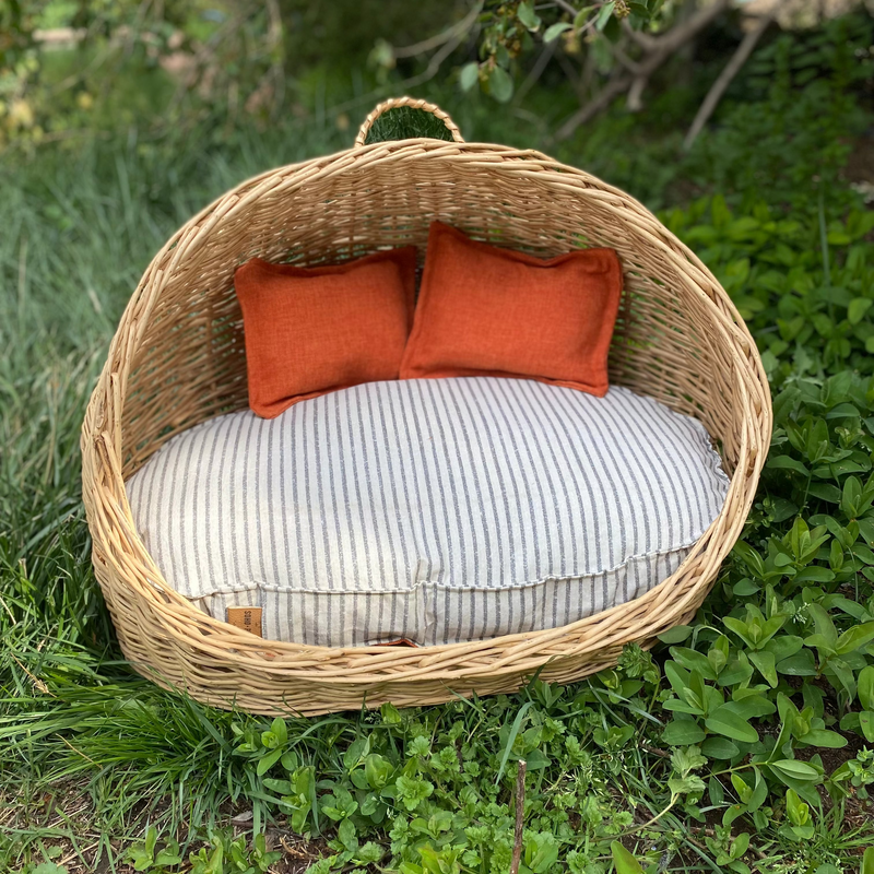 Cama de mimbre pequeña ovalada con techo