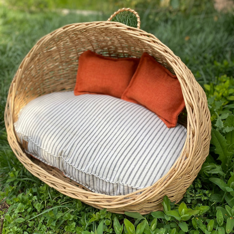 Cama de mimbre pequeña ovalada con techo