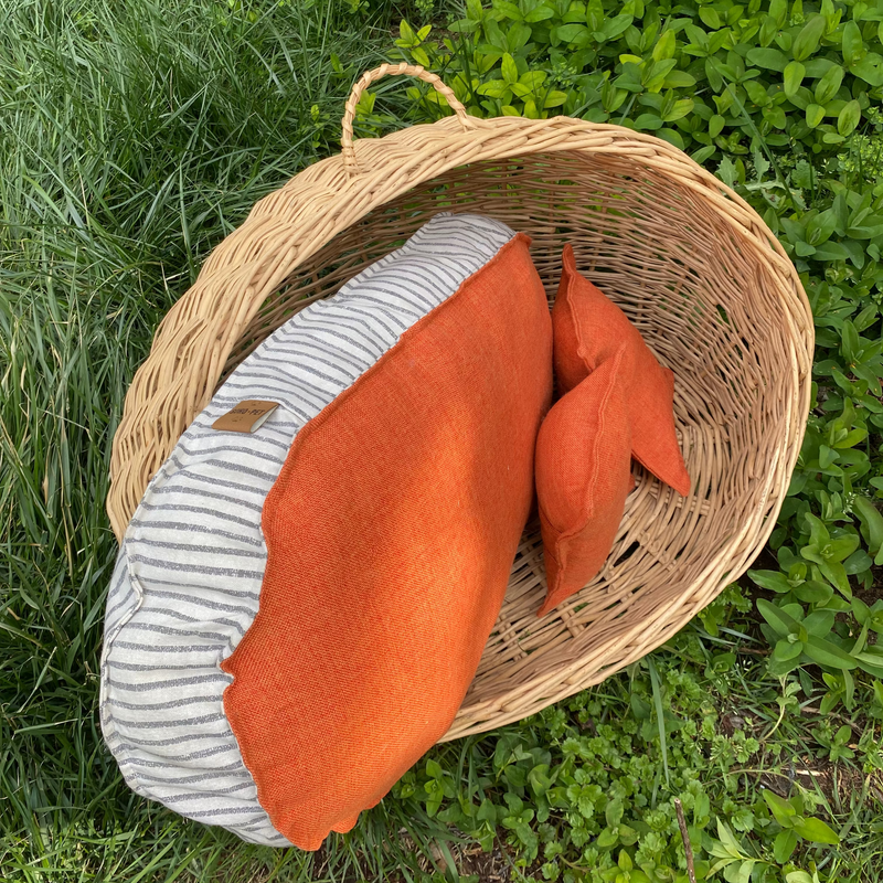 Cama de mimbre pequeña ovalada con techo