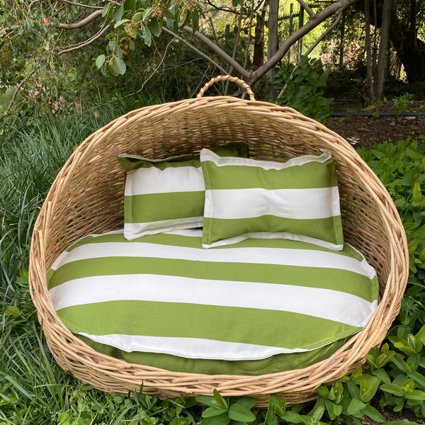 Cama de mimbre pequeña ovalada con techo