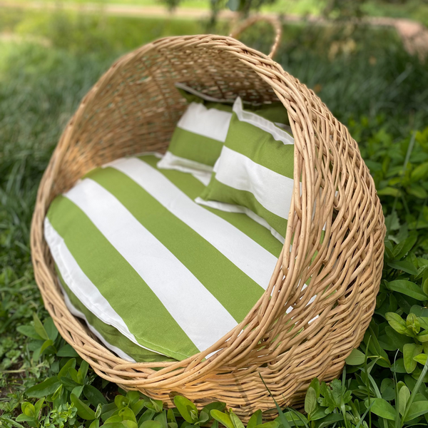 Cama de mimbre pequeña ovalada con techo