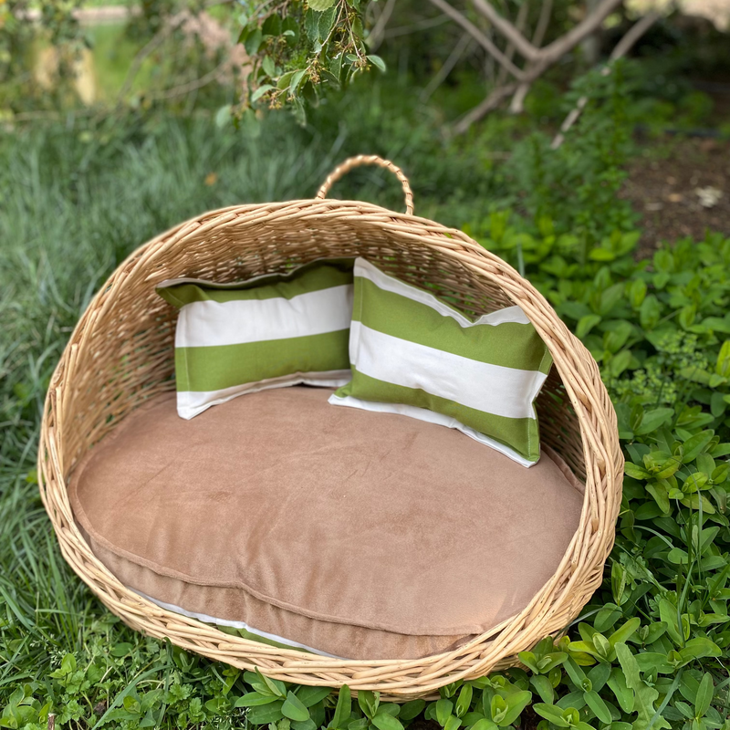 Cama de mimbre pequeña ovalada con techo