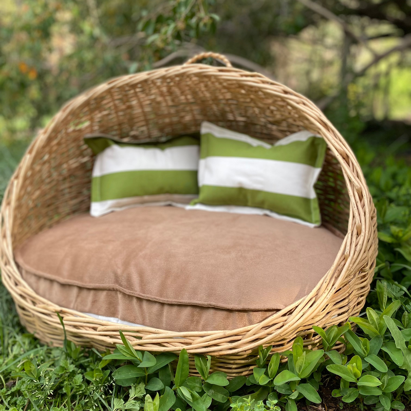 Cama de mimbre pequeña ovalada con techo