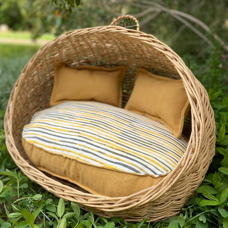 Cama de mimbre pequeña ovalada con techo