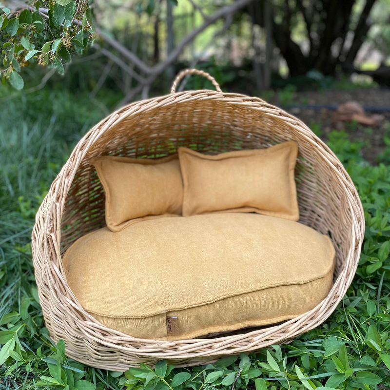 Cama de mimbre pequeña ovalada con techo