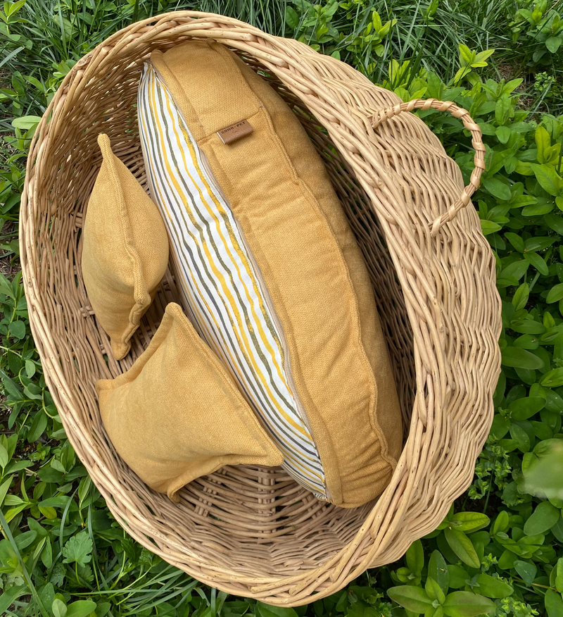 Cama de mimbre pequeña ovalada con techo