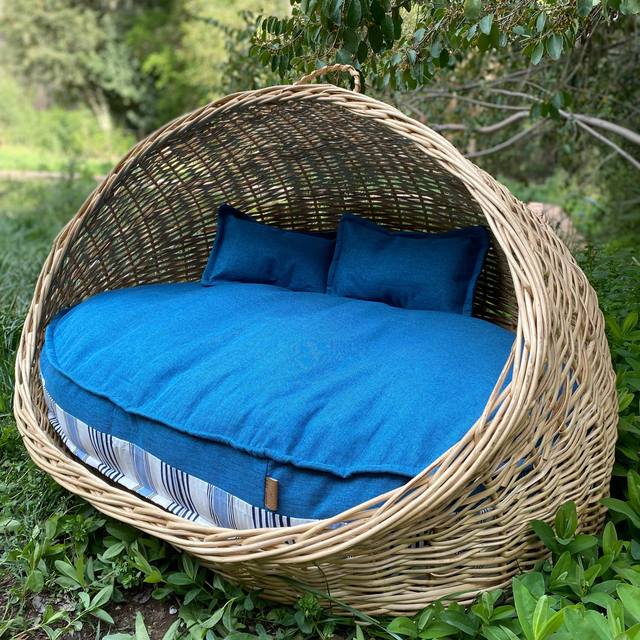 Cama grande de mimbre ovalada con techo