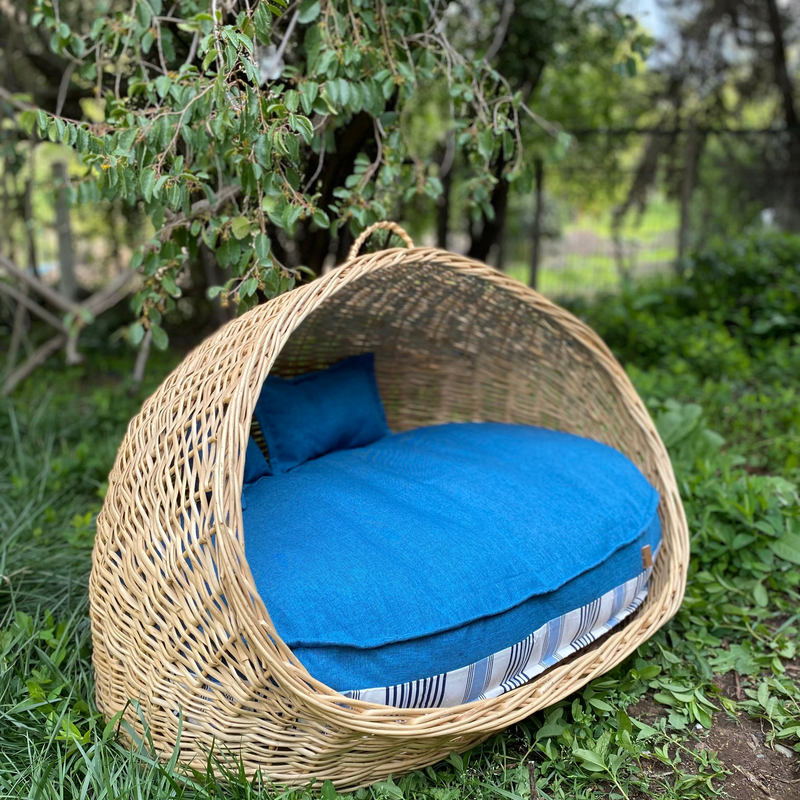 Cama grande de mimbre ovalada con techo