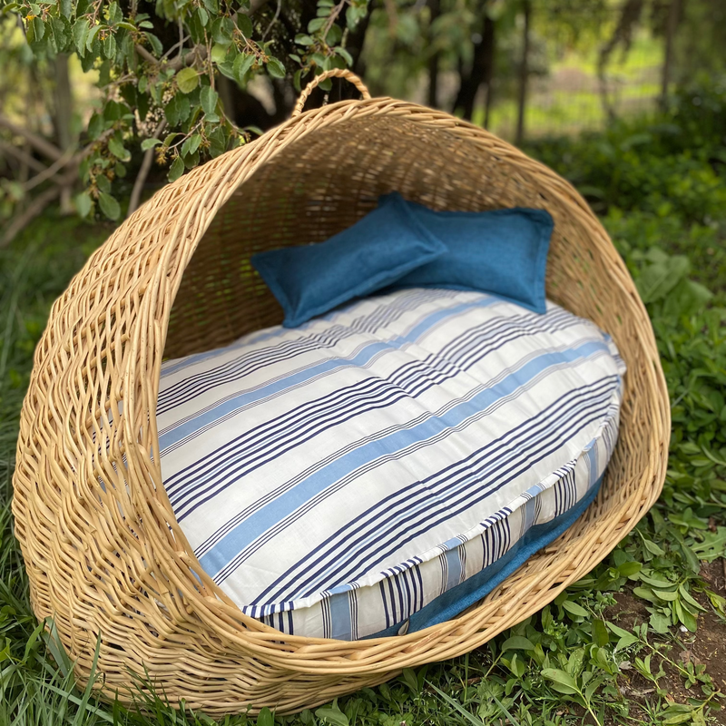 Cama grande de mimbre ovalada con techo