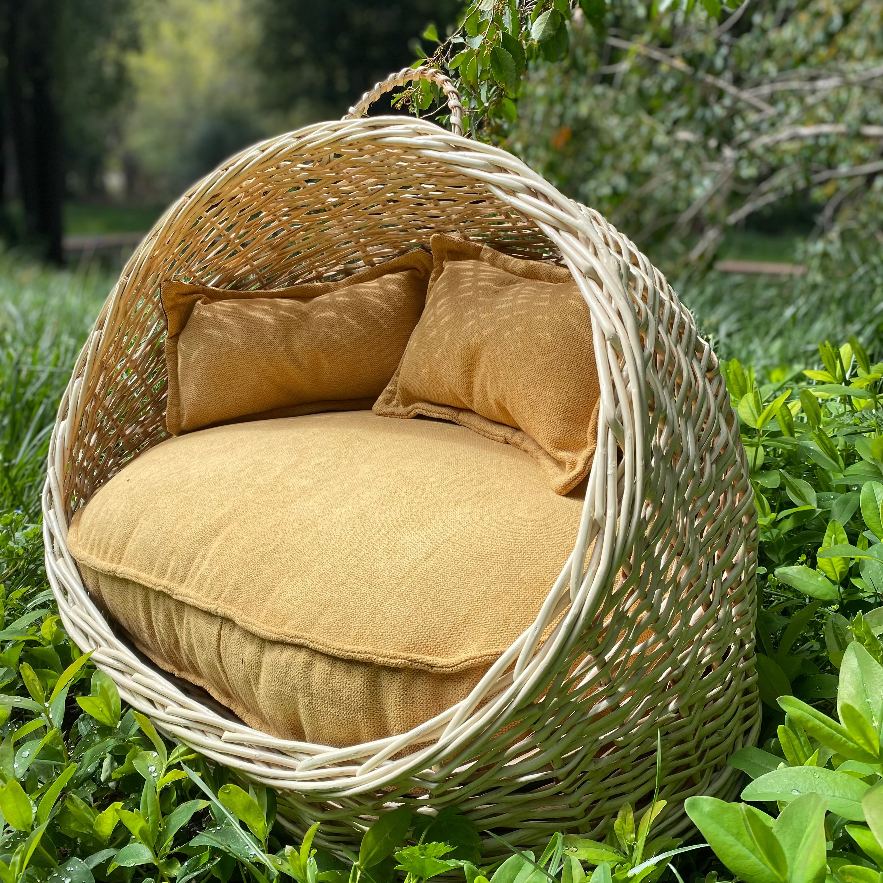 Cama de mimbre pequeña ovalada con techo