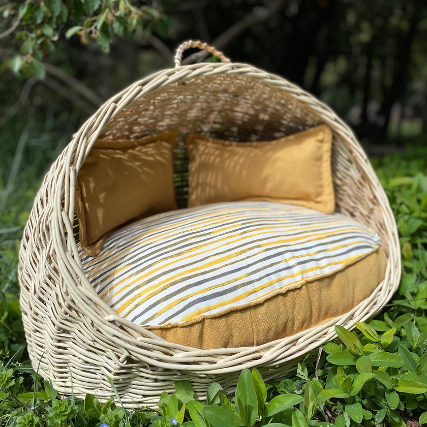 Cama de mimbre pequeña ovalada con techo