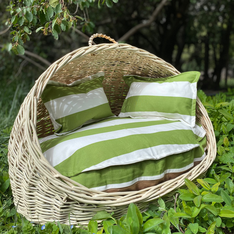 Cama de mimbre pequeña ovalada con techo