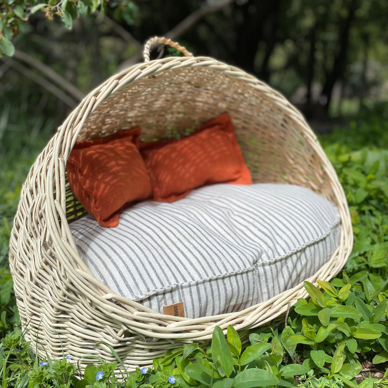 Cama de mimbre pequeña ovalada con techo