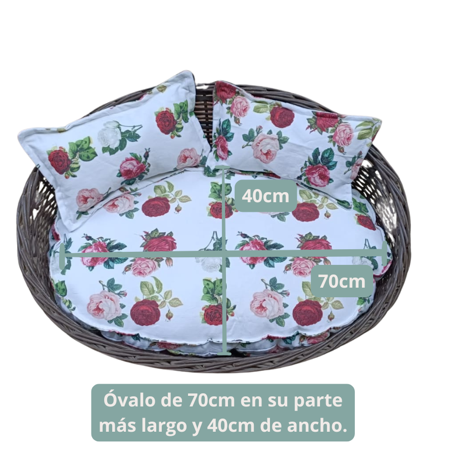 Cama mimbre ovalada color café con mini cojines de apoyo.