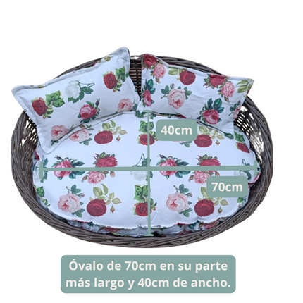 Cama mimbre ovalada color café con mini cojines de apoyo.