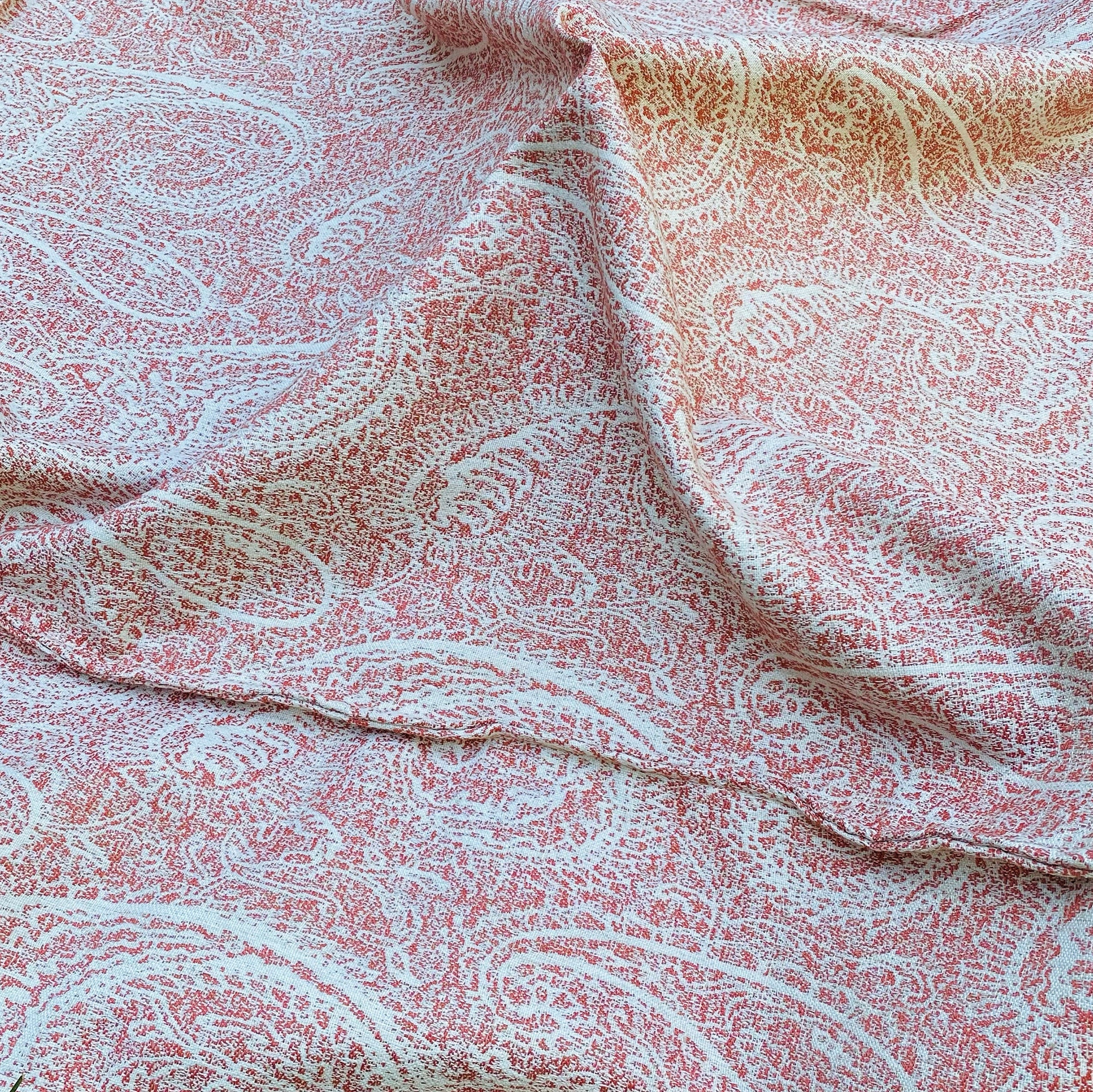 Funda para cama modelo Cozy Pouff Paisley rojo terracota