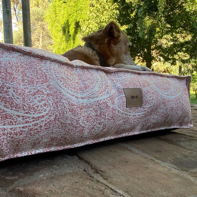 Funda para cama modelo Cozy Pouff Paisley rojo terracota