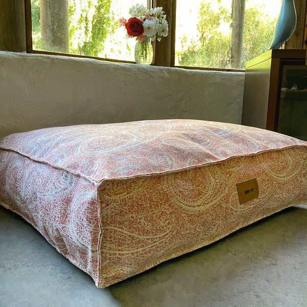 Cama modelo Cozy Pouff Paisley rojo terracota